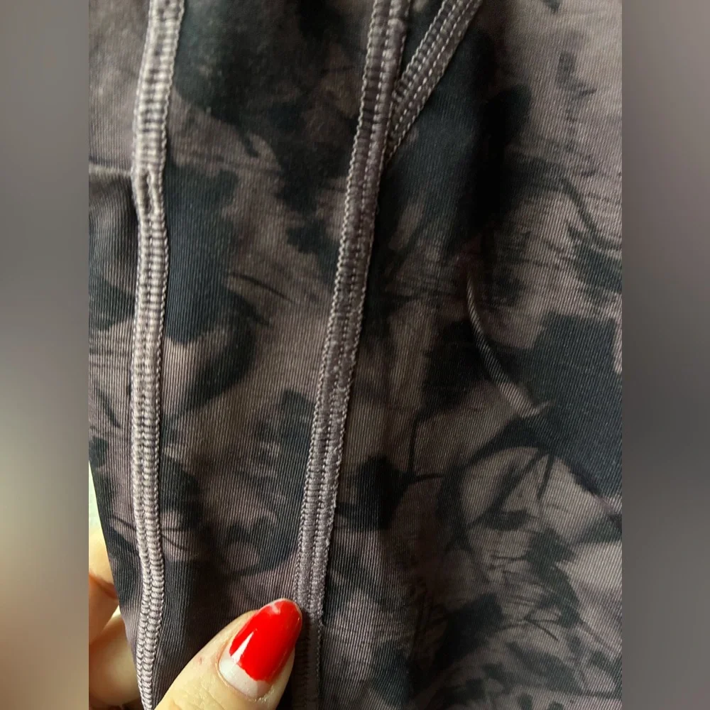 Lululemon Time To Sweat Crop in Mini Dusk Floral Antique Bark Black (Size:10)